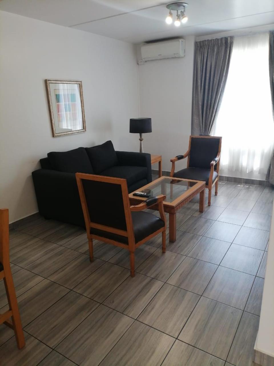 אידנווייל Airport Inn And Suites מראה חיצוני תמונה