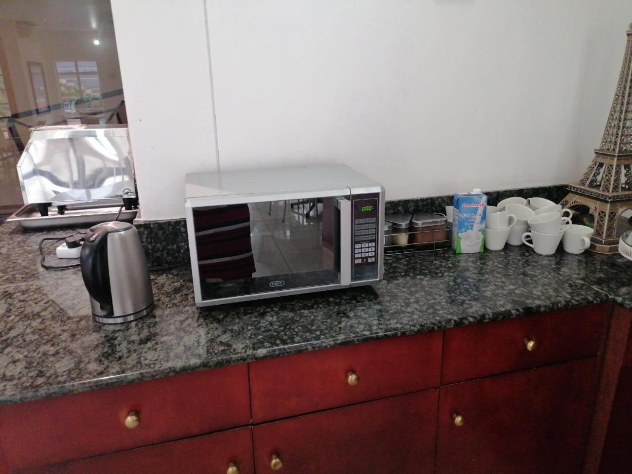 אידנווייל Airport Inn And Suites מראה חיצוני תמונה