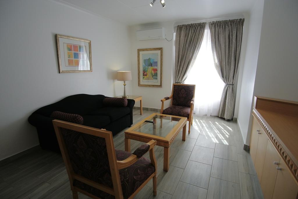 אידנווייל Airport Inn And Suites מראה חיצוני תמונה